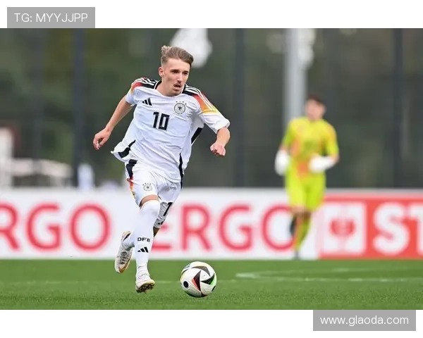 德国队新赛季号码更新:乌尔比希、伦纳特-卡尔、沙德出战 德国队新赛季号码更新:乌尔比希、伦纳特-卡尔、沙德出战